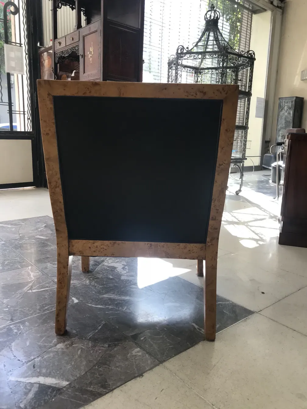 Vue arrière de deux fauteuils anciens de jean michel frank avec des détails uniques