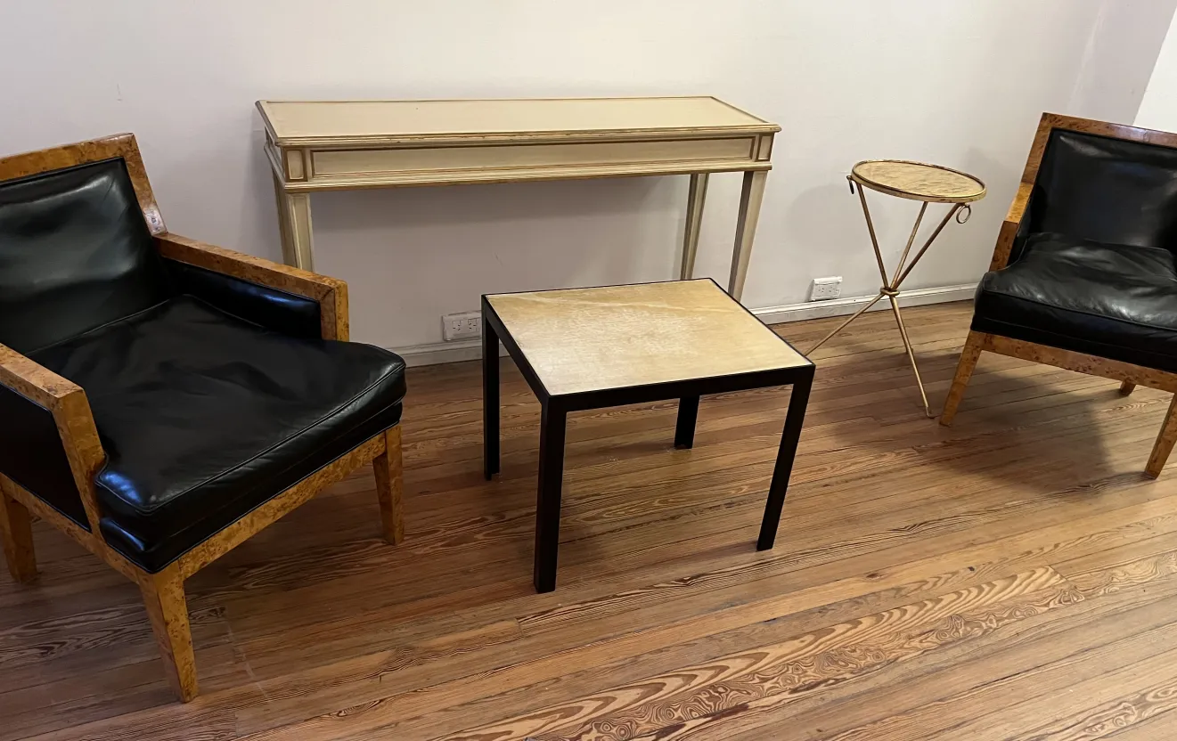 黒い座席の古い肘掛け椅子がクラシックな家具のある部屋にある