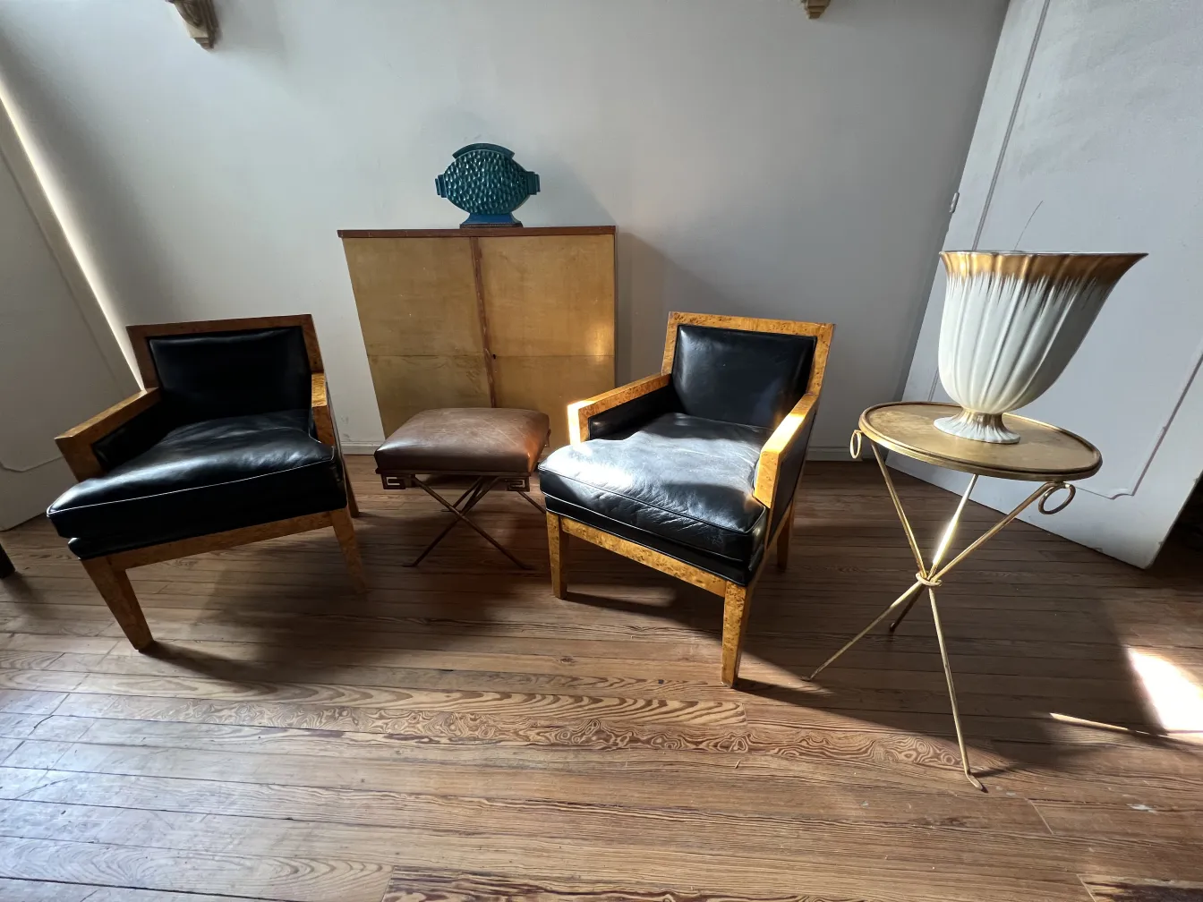 dos sillones antiguos de diseño clásico, con detalles en negro y madera, un ambiente elegante