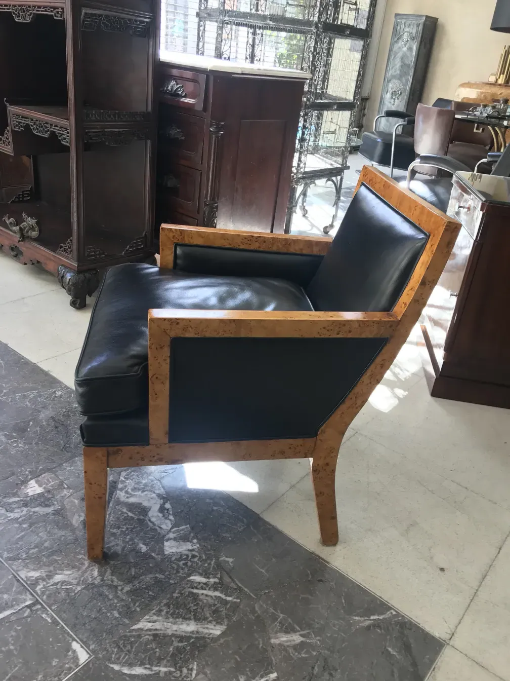 2 fauteuils anciens dans un cadre élégant et chaleureux