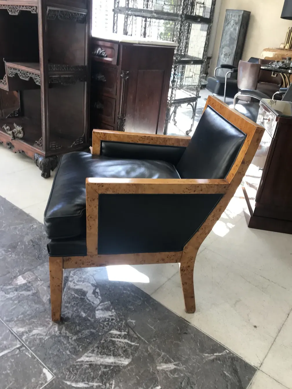 fauteuils anciens avec cadre décoratif et coussins sombres dans le cadre