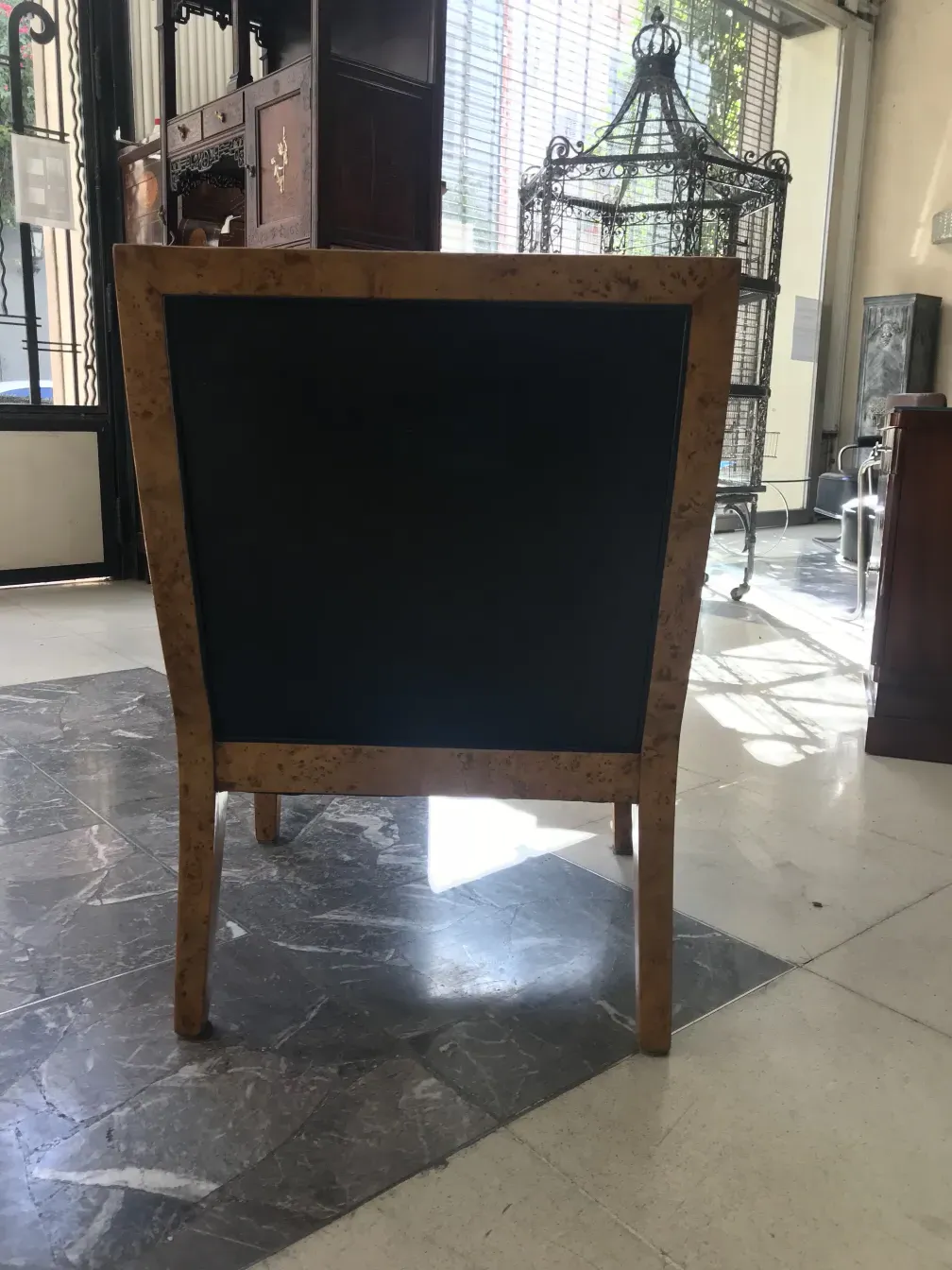 vista posteriore di 2 poltrone antiche con decorazione classica