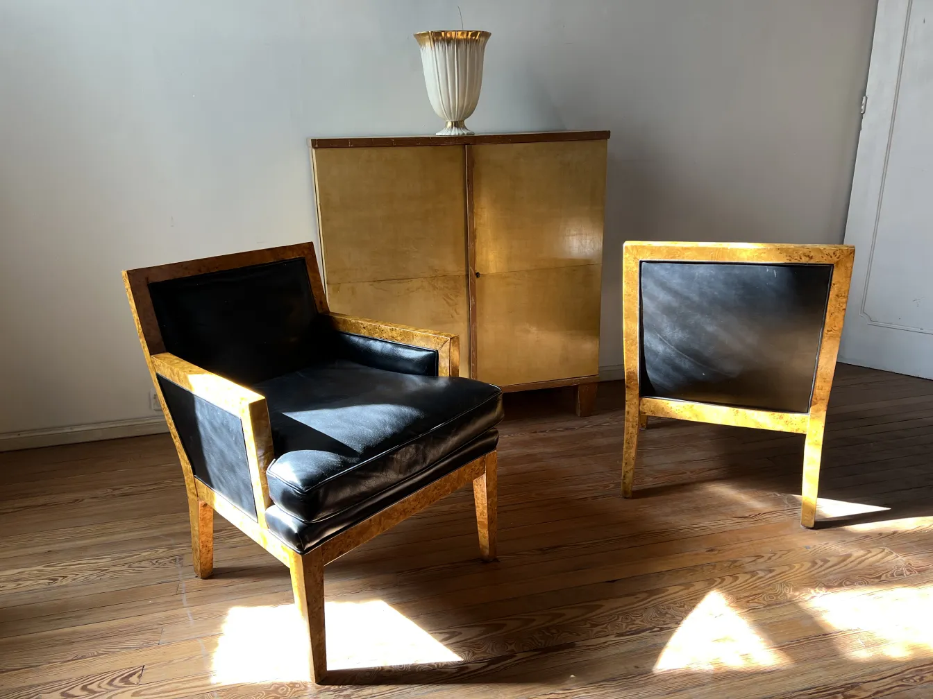 Dos sillones antiguos con fina tapicería en un ambiente luminoso