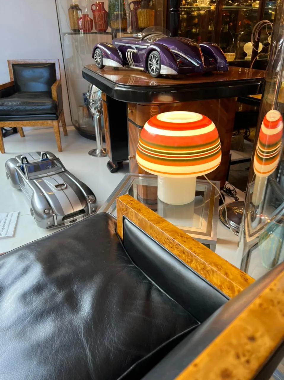 visão de duas poltronas antigas com encosto baixo em um ambiente elegante