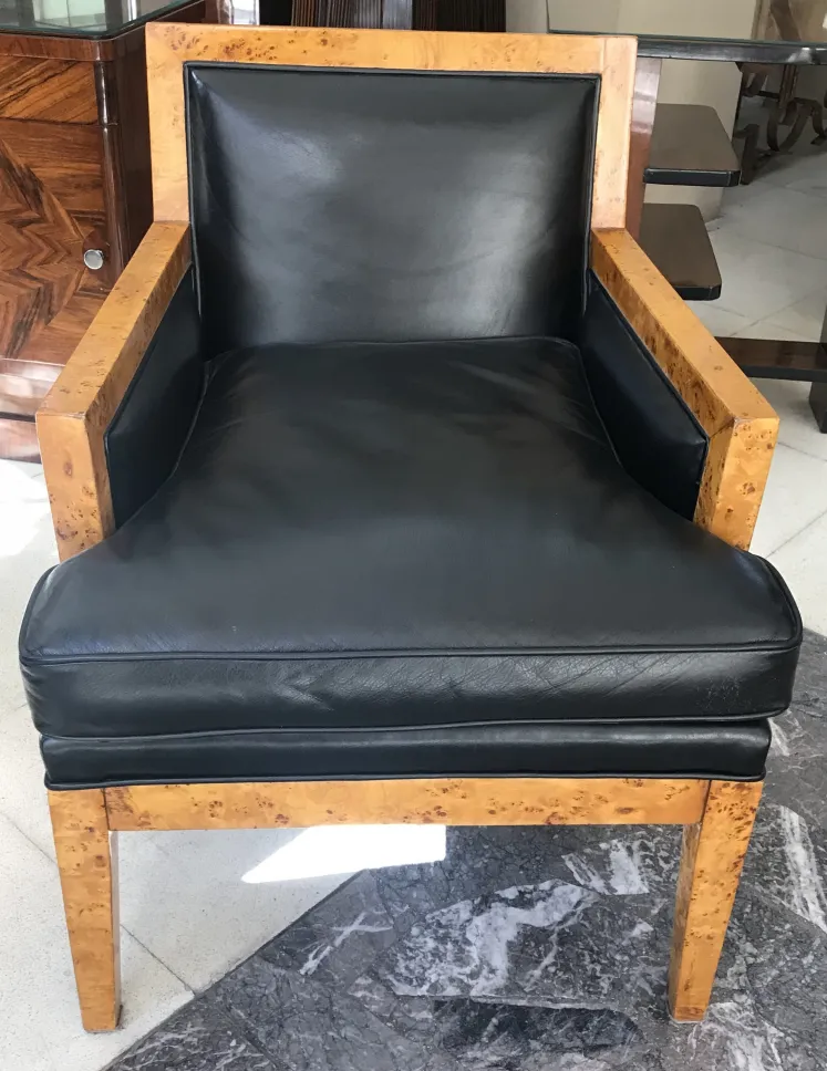 2 fauteuils anciens avec un design moderne et élégant, ambiance chaleureuse