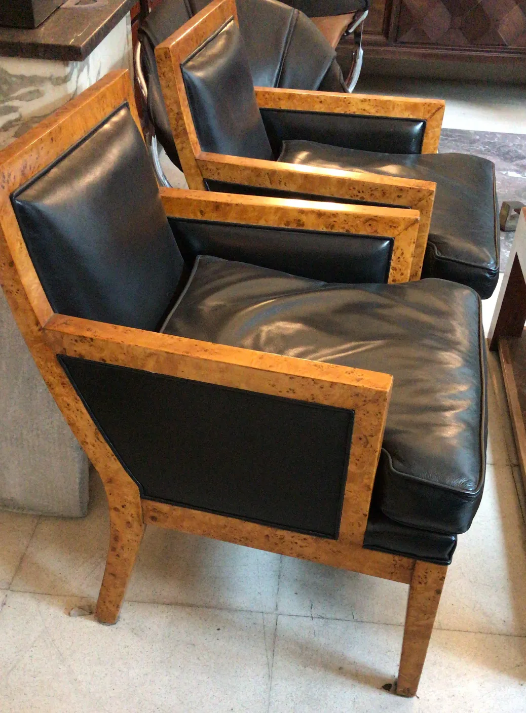 duas poltronas antigas de design elegante em um ambiente clássico