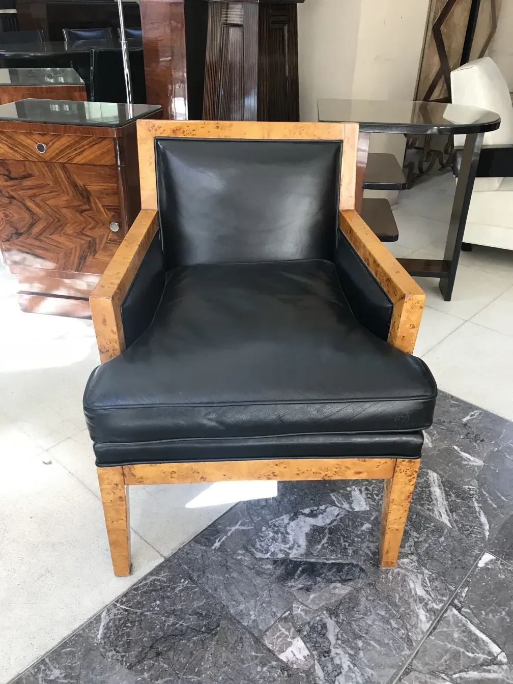 2 fauteuils anciens de Jean Michel Frank dans un cadre élégant.