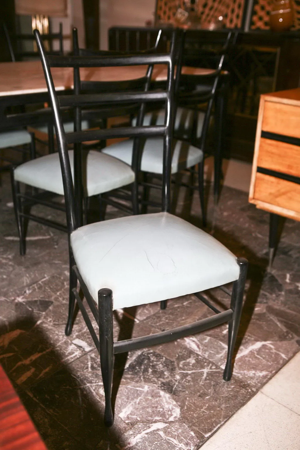 Mesa de comedor antigua para 8 personas en un ambiente acogedor.