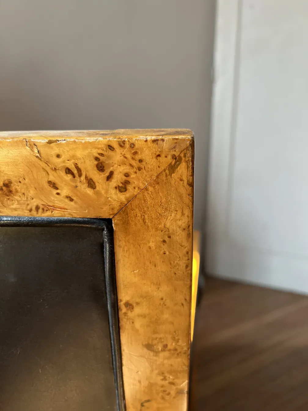 détail d'un fauteuil ancien avec des finitions en bois et noir