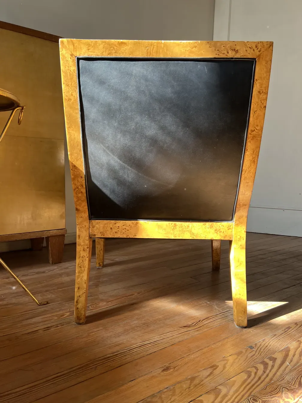 Вид двух антикварных кресел от jean michel frank в светлом интерьере.