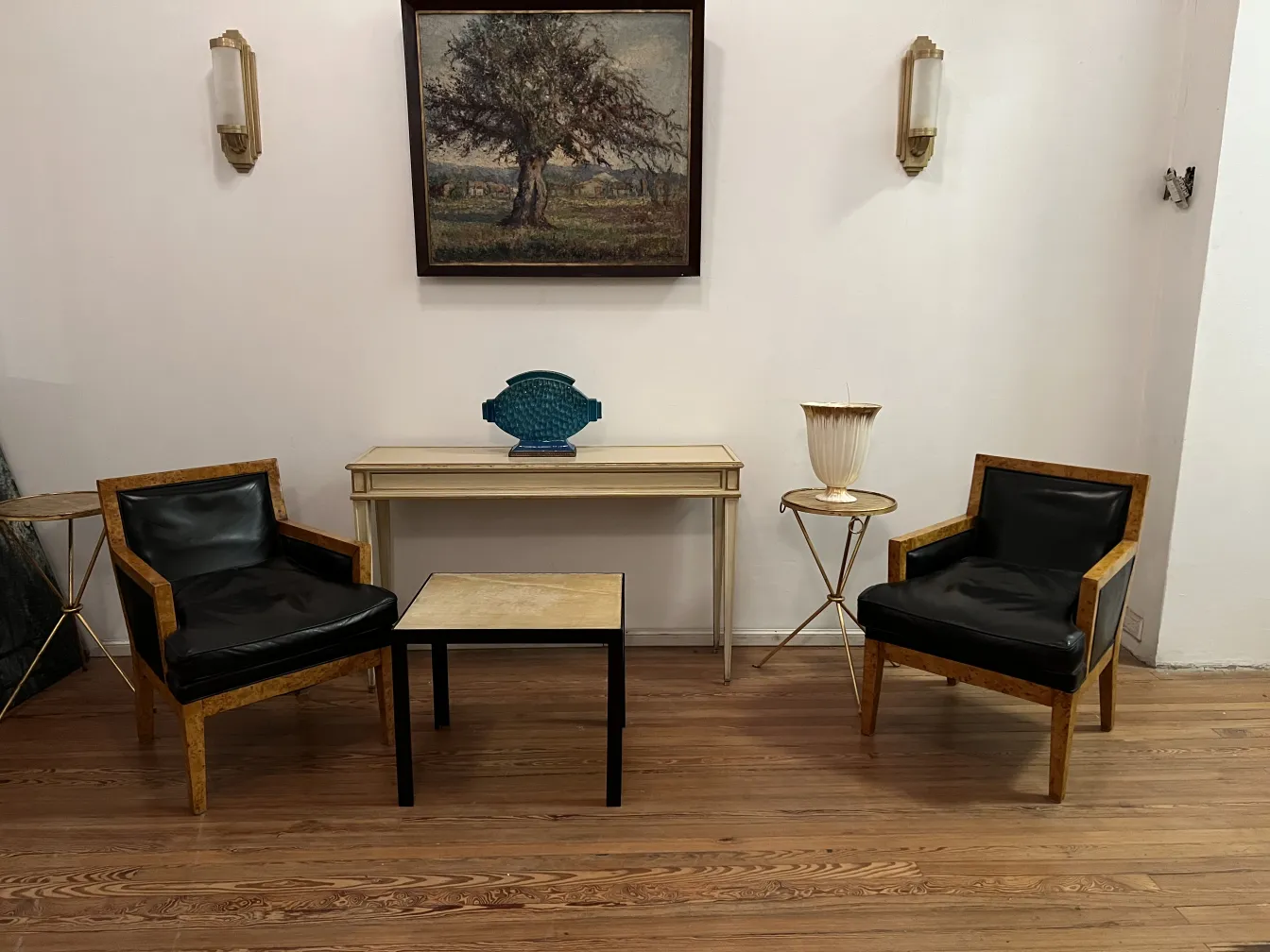 deux fauteuils antiques au design élégant et à l'ambiance chaleureuse