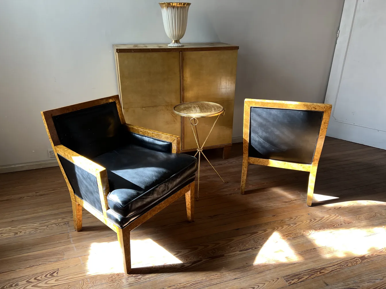 2 sillones antiguos con diseño elegante en un ambiente luminoso