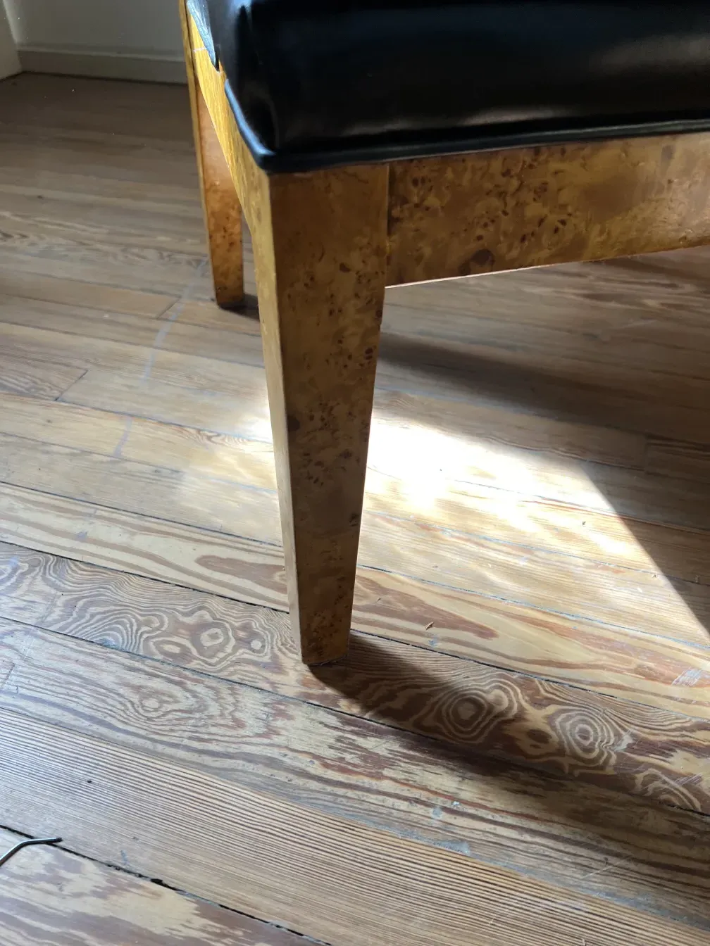 Vista di una poltrona antica con design visibile in un ambiente caldo