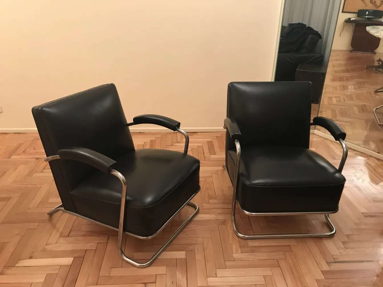 dos sillones antiguos en un entorno de sala elegante