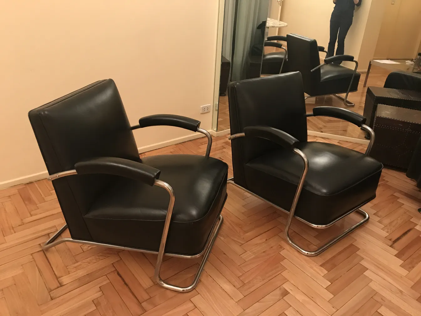 Dos sillones negros de diseño elegante en un ambiente acogedor.