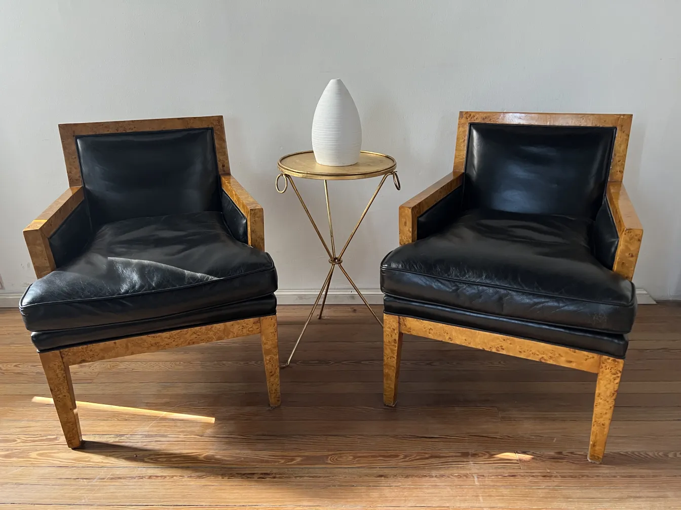 Deux fauteuils anciens avec un design unique et élégant.