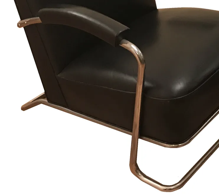 Duas poltronas antigas com design art deco elegante e apoios de braço.