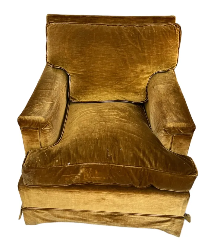 Bild von zwei antiken Sesseln, die restauriert werden müssen, mit klassischem Design und goldener Farbe.