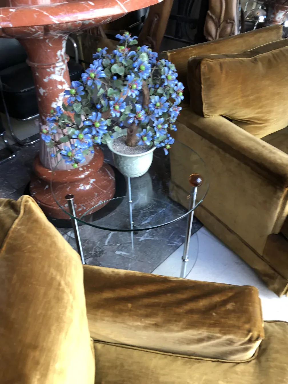 dos sillones antiguos de terciopelo en un ambiente acogedor con plantas.