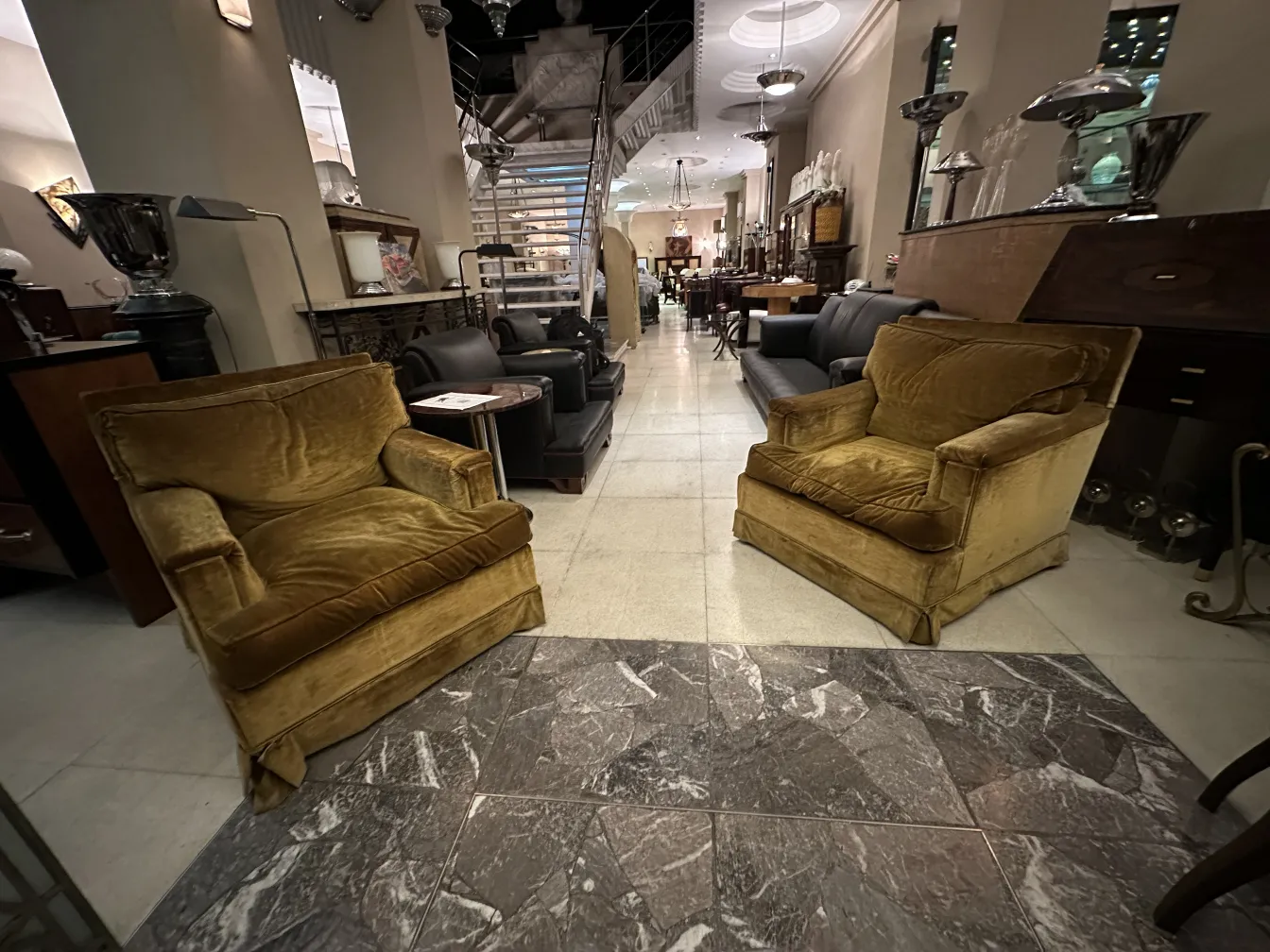 Dos sillones antiguos en un entorno elegante, decorados y listos para restaurar.