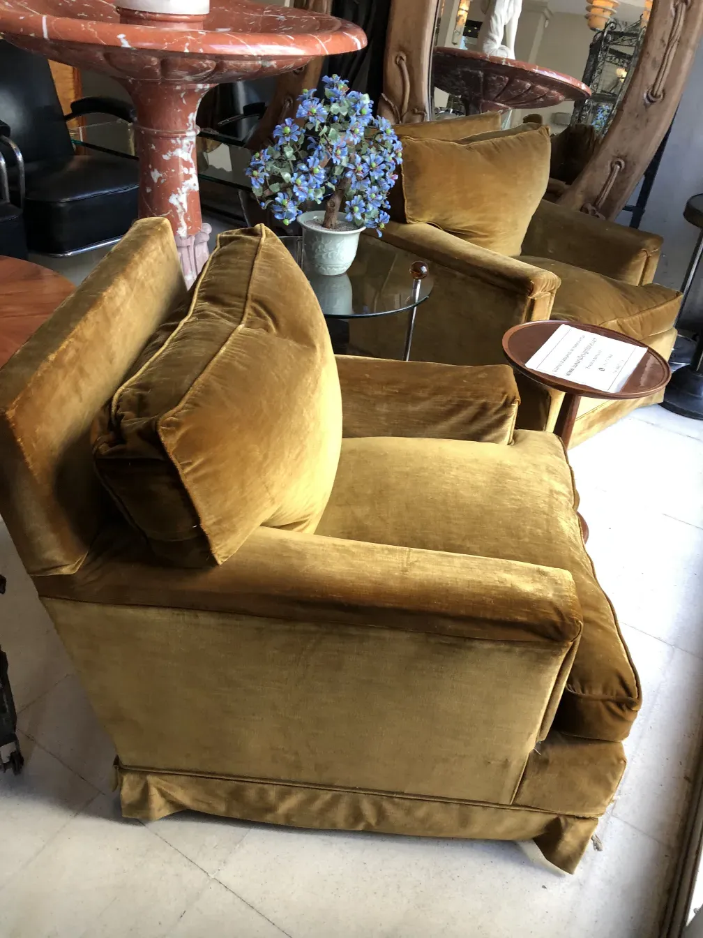 兩張古老的黃芥末色扶手椅需要修復，配有大墊子