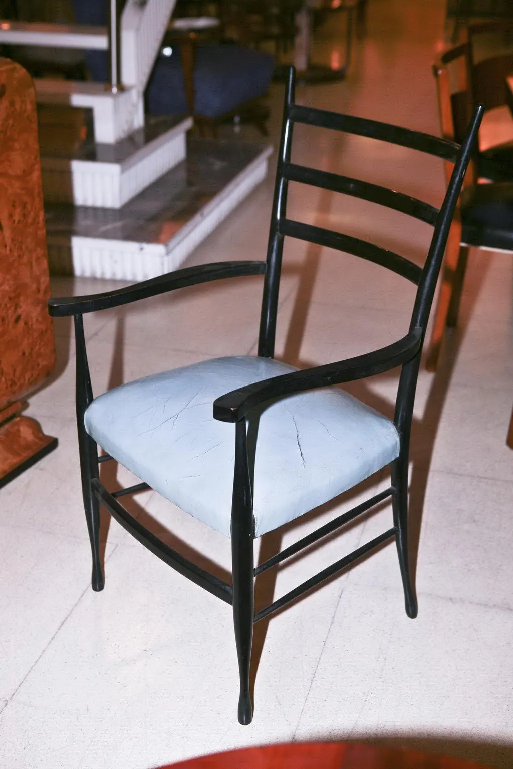 Mesa de jantar antiga para 8 em um ambiente acolhedor.