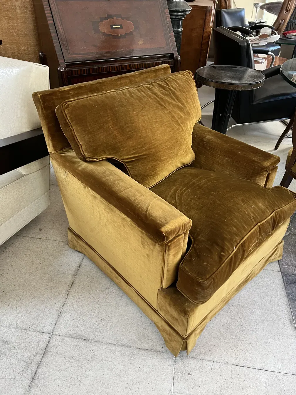 Due poltrone antiche da restaurare in un ambiente elegante con decorazione varia