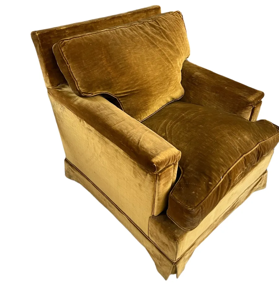 عرض لكراسيان قديمان باللون الأصفر، واحدة مع وسائد إضافية. أجواء مريحة.