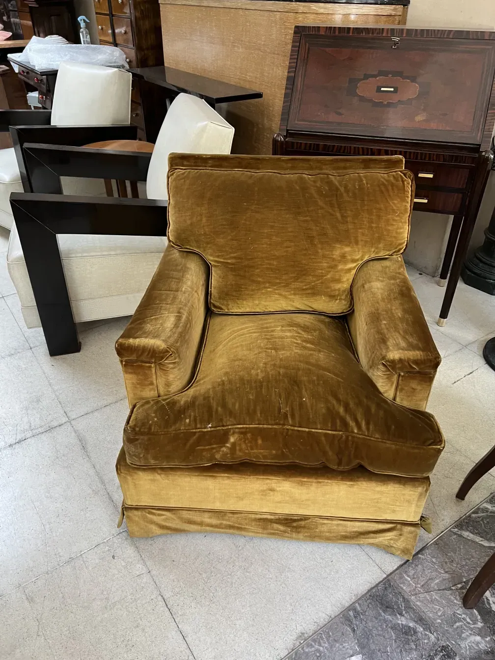 due poltrone antiche da restaurare, di colore marrone chiaro e dal design accogliente.