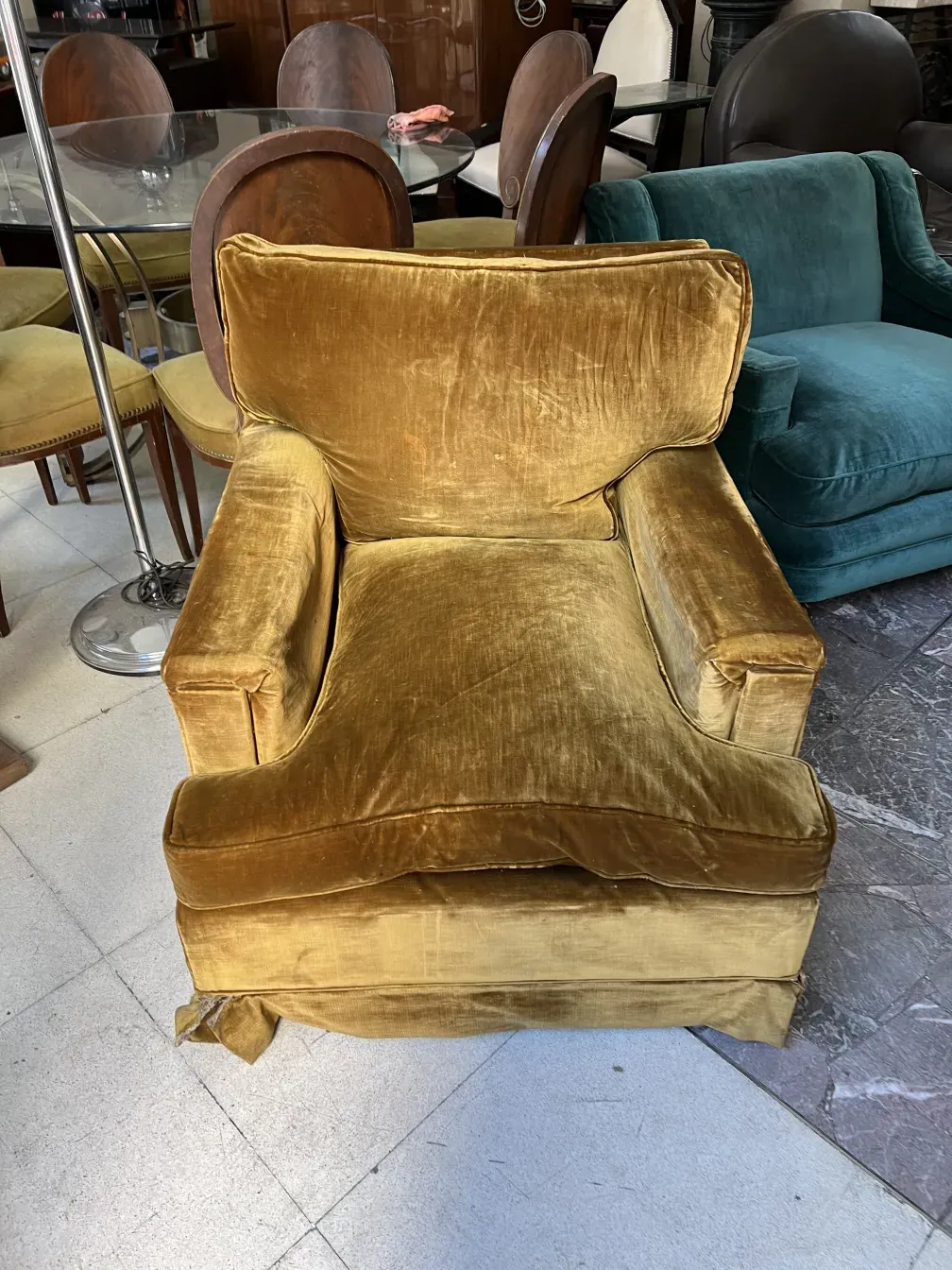 Deux fauteuils anciens dorés à restaurer dans un cadre décoratif.