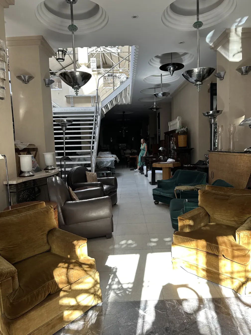 deux fauteuils antiques dans un cadre lumineux