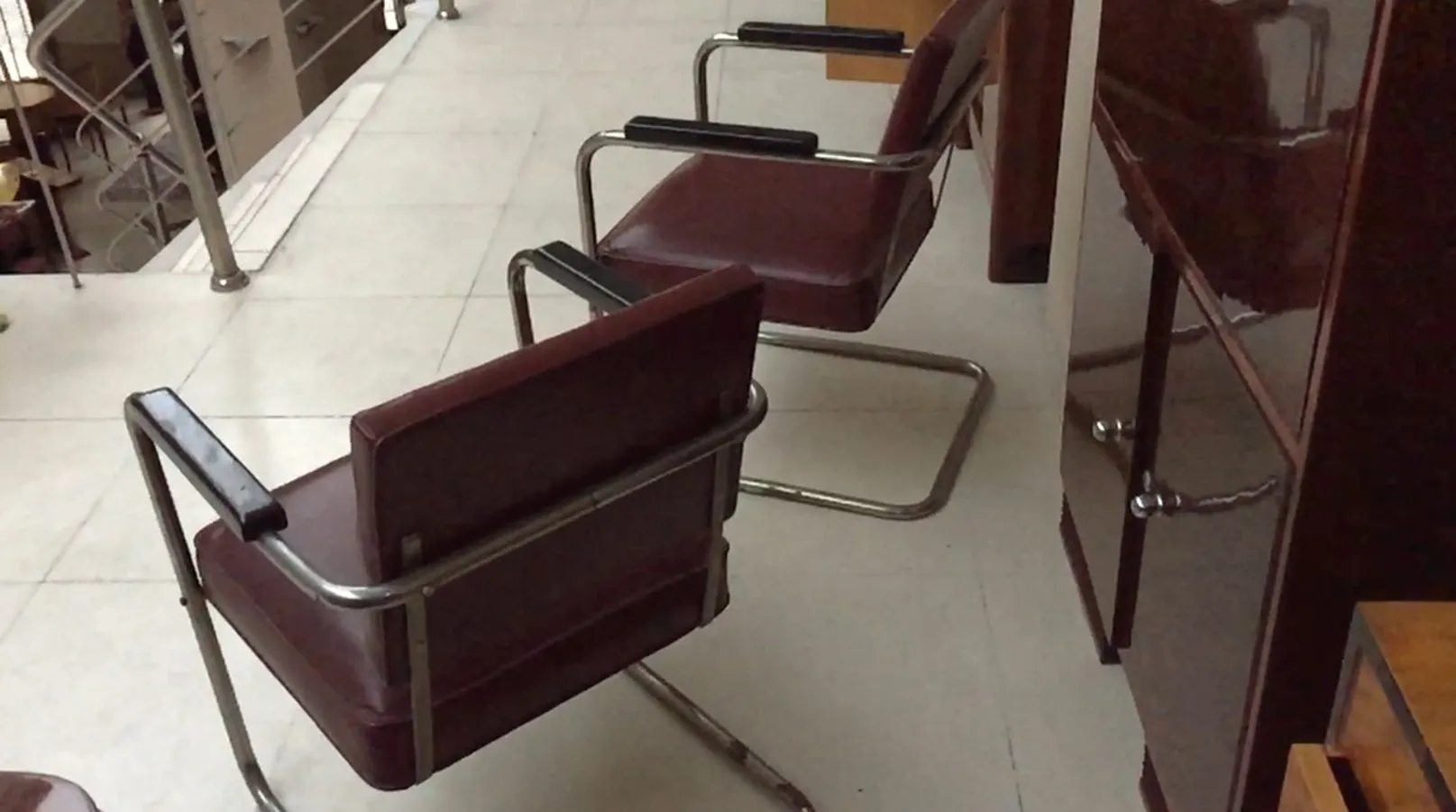 दो पुरानी आर्मचेयर एक समकालीन सेटिंग में