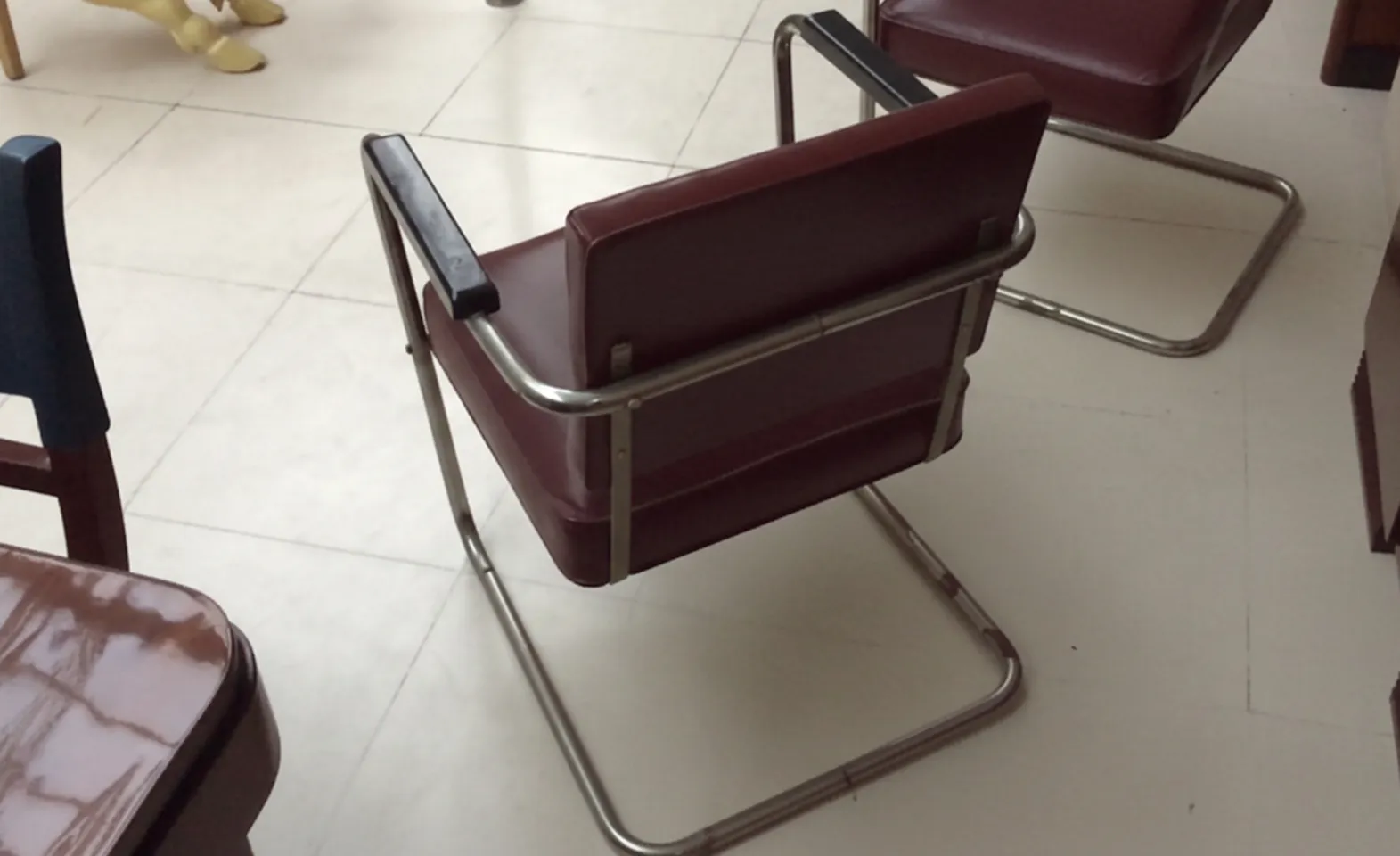 dos sillones de diseño antiguo listos para restaurar, en un entorno claro