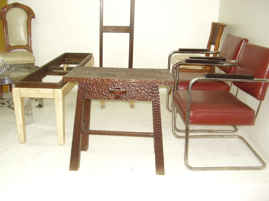 Duas poltronas antigas com design clássico em um ambiente limpo