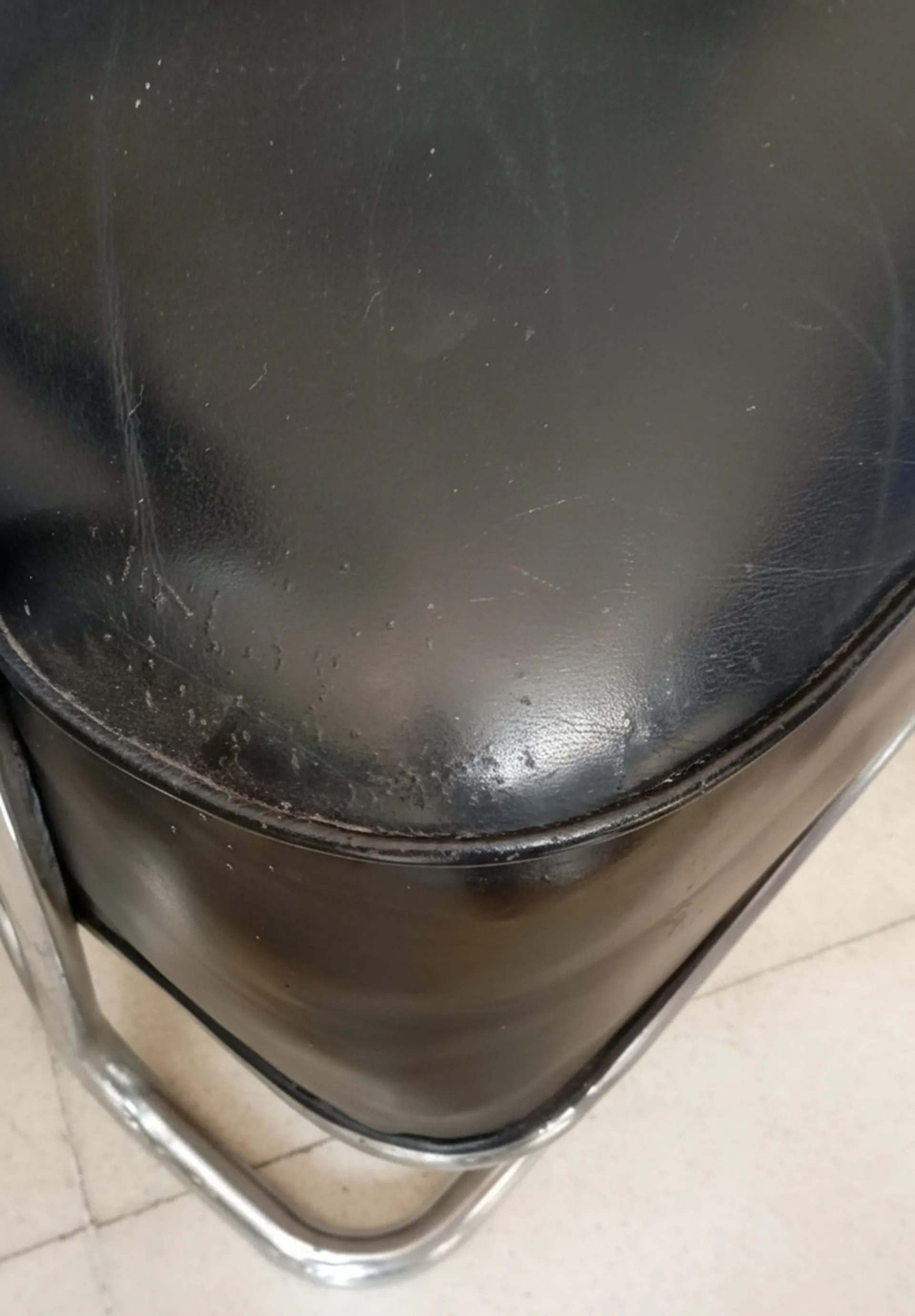 Gros plan de 2 fauteuils anciens, couleur noire, dans un cadre neutre.