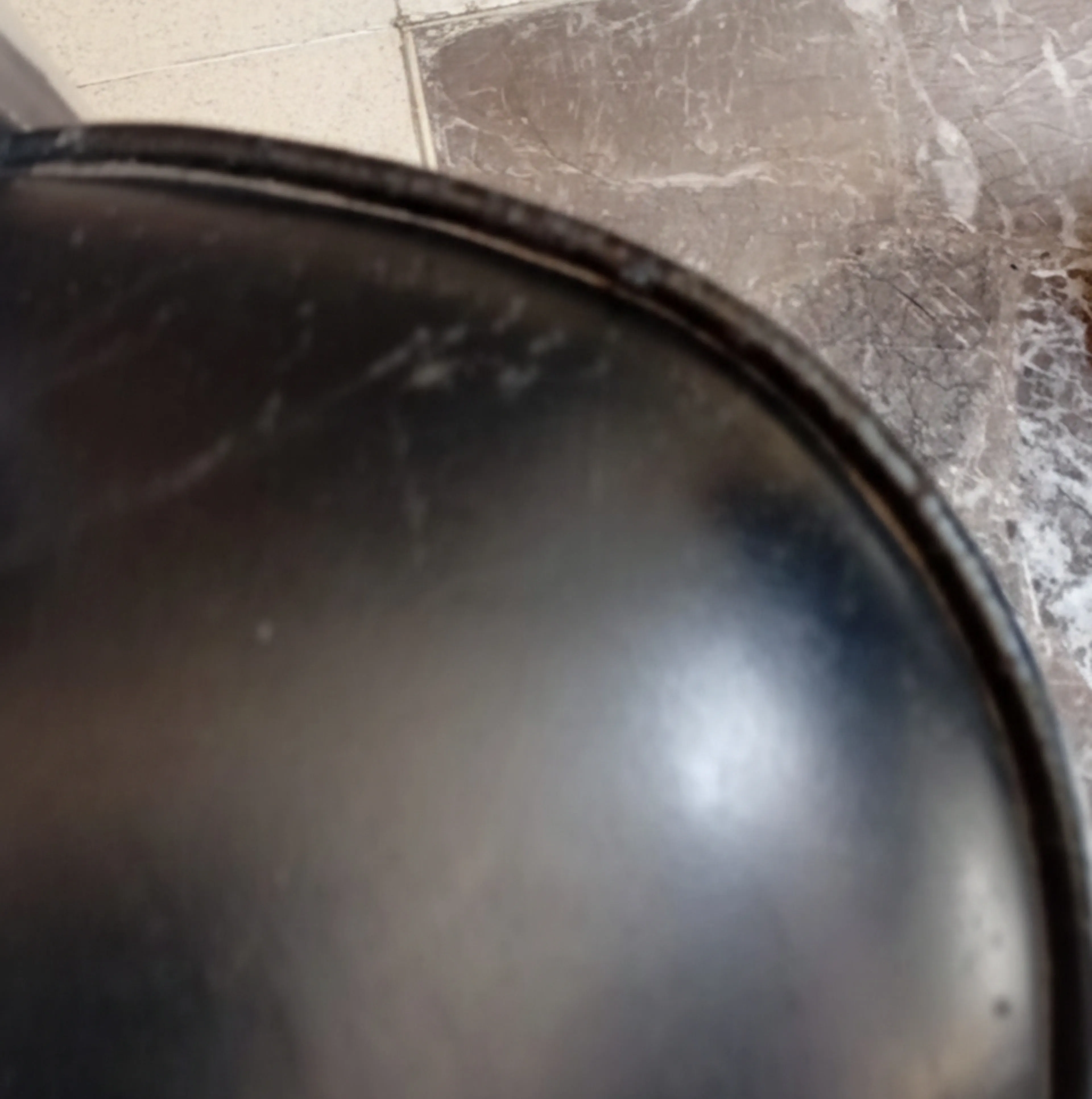 Detalhe de 2 poltronas antigas em ambiente acolhedor