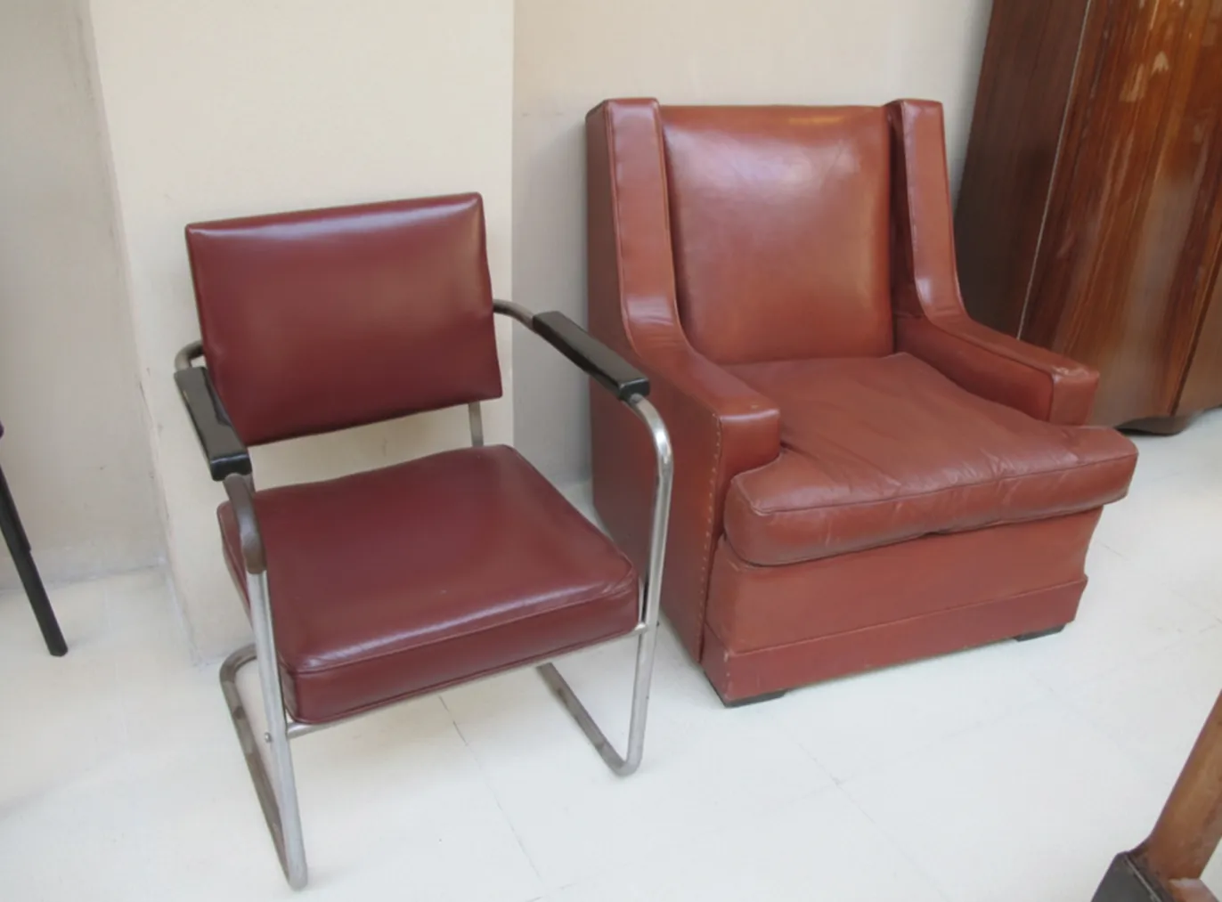 dos sillones antiguos para restaurar, uno con brazos y otro más grande, en un ambiente interior