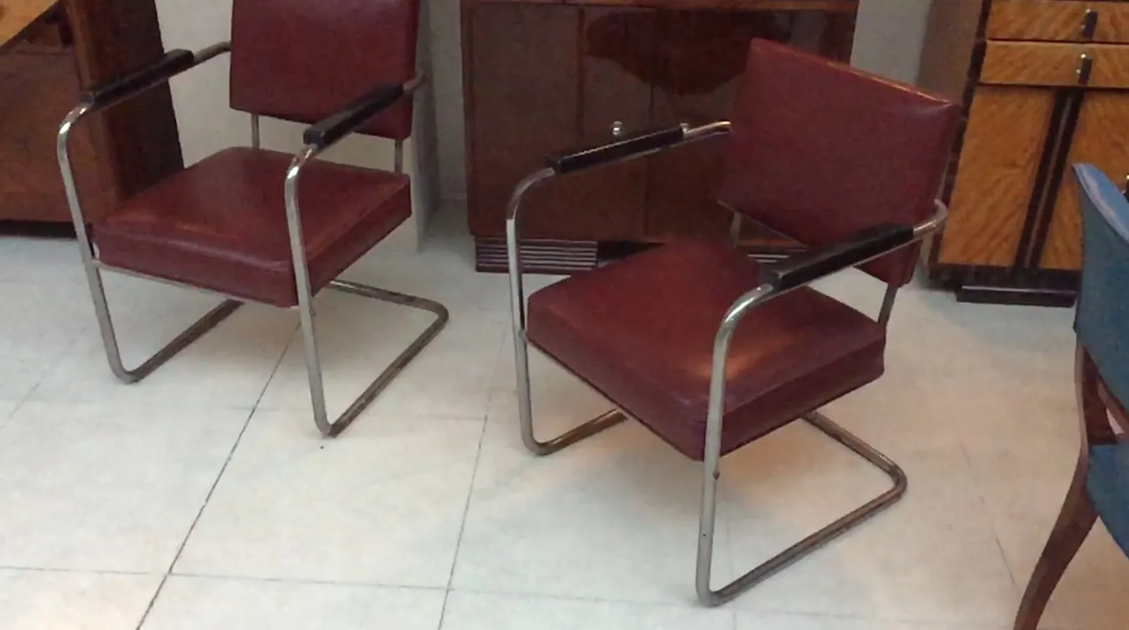 Due poltrone rosse in un ambiente vintage.