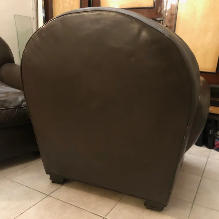 due poltrone antiche con design arrotondato in un ambiente accogliente.