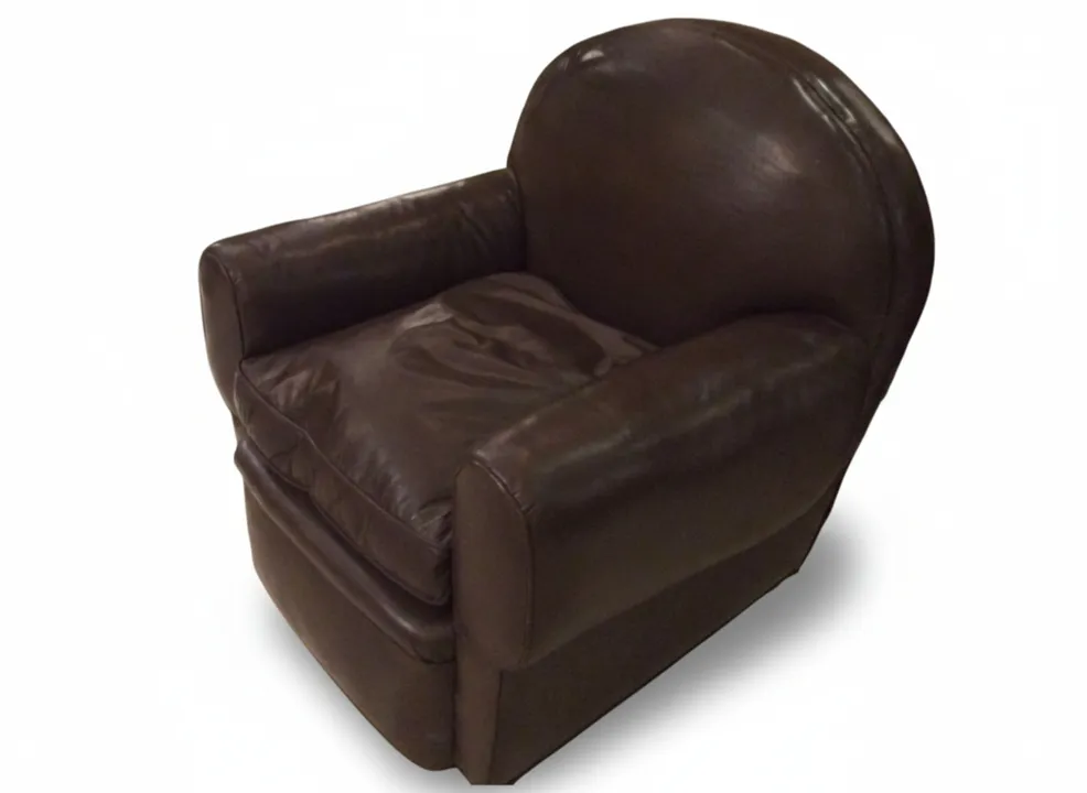 duas poltronas antigas com design clássico em um ambiente elegante.