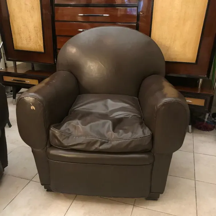 Due poltrone antiche da restaurare, con un design distintivo di Ruhlmann in un ambiente accogliente.