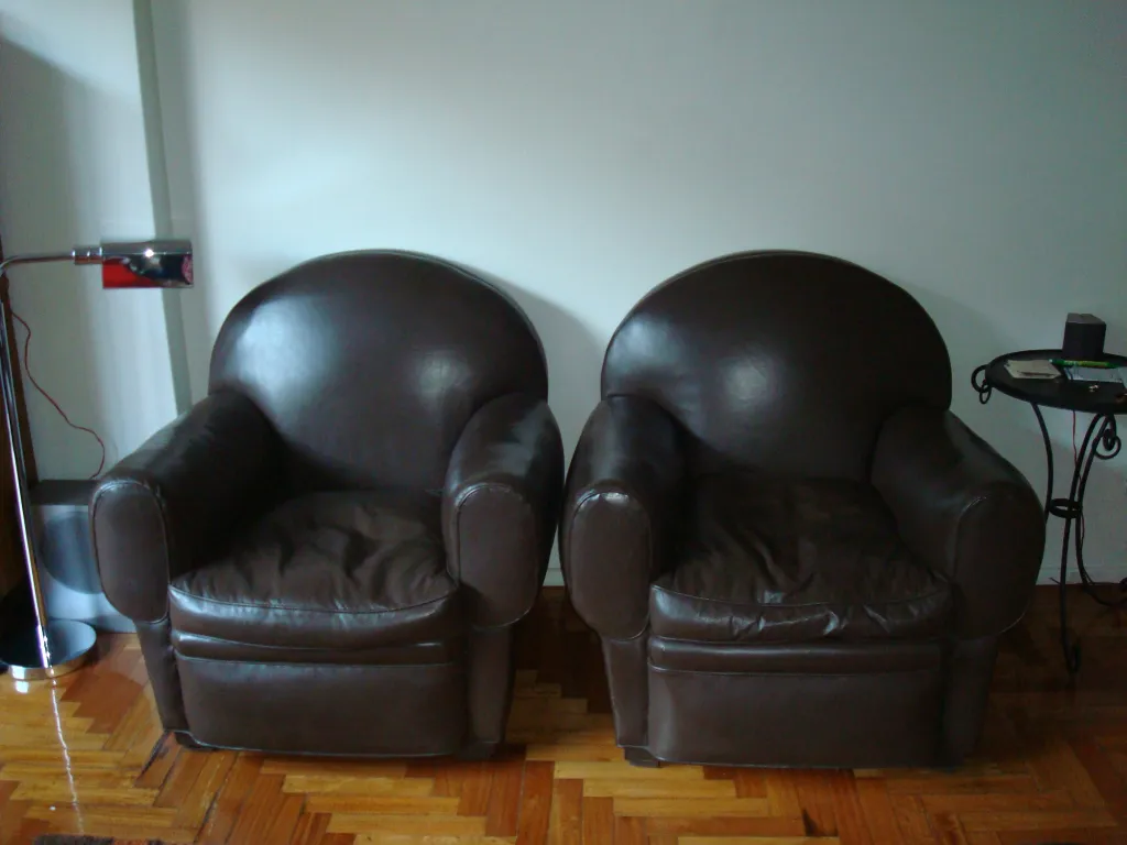 Dos sillones de estilo antiguo Ruhlmann para restaurar en un ambiente acogedor.
