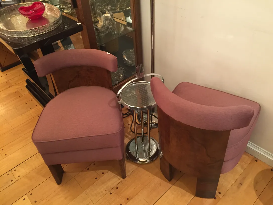 zwei antike Sessel in Rosa, einer mit einem kleinen Tisch