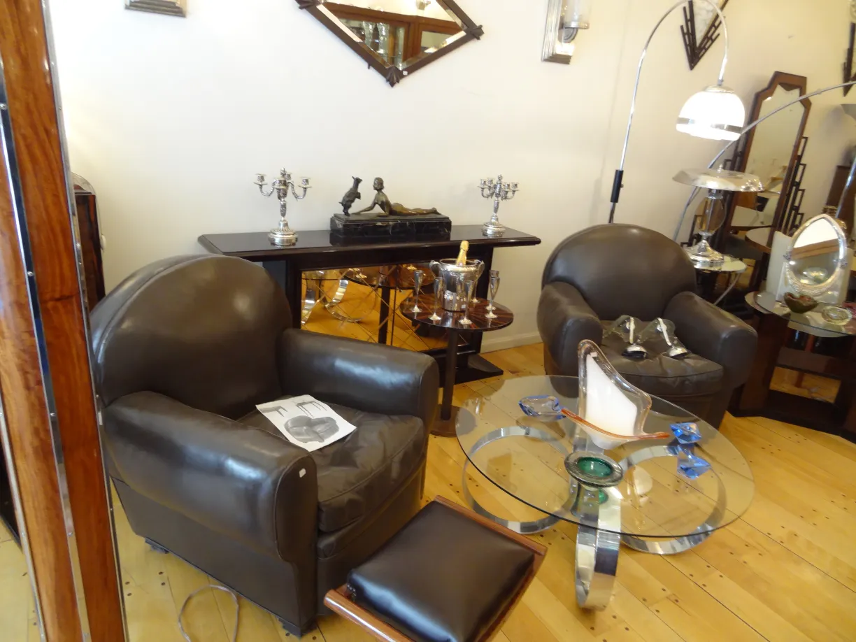 兩張古董扶手椅的優雅環境，準備修復。