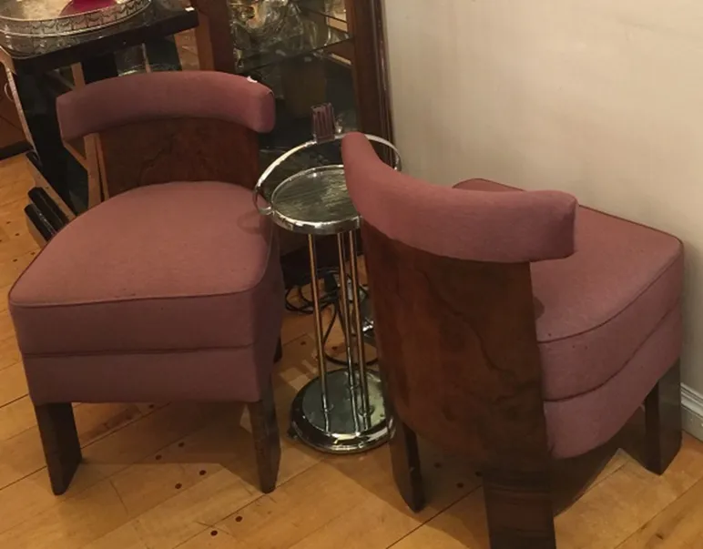 Doppio di poltrone antiche in un ambiente accogliente, pronte per essere restaurate.