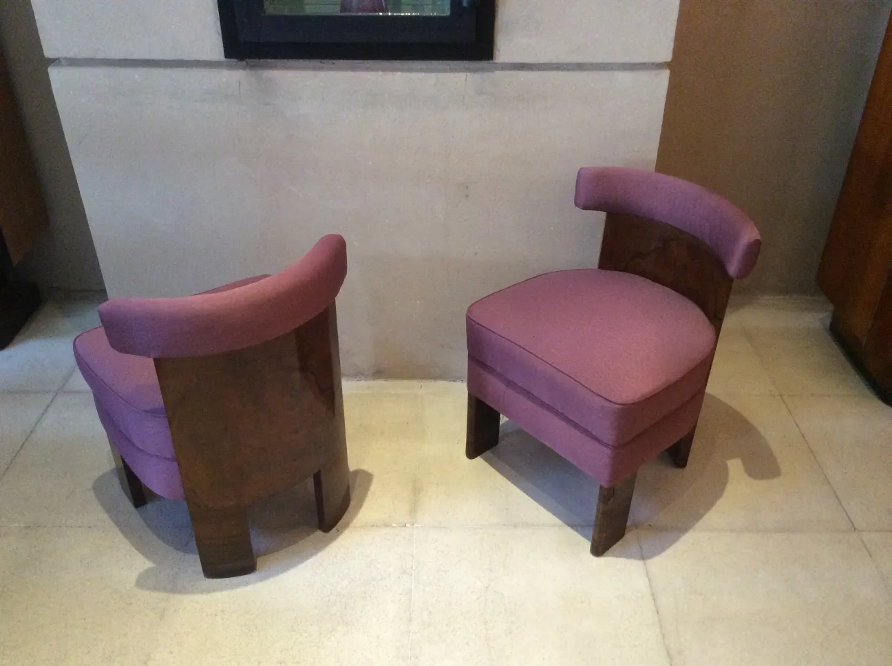 dos sillones antiguos, con tapizado en tono morado, listos para restauración.