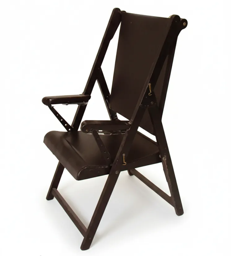 Dos sillones en un ambiente vintage, para restaurar, de color oscuro.