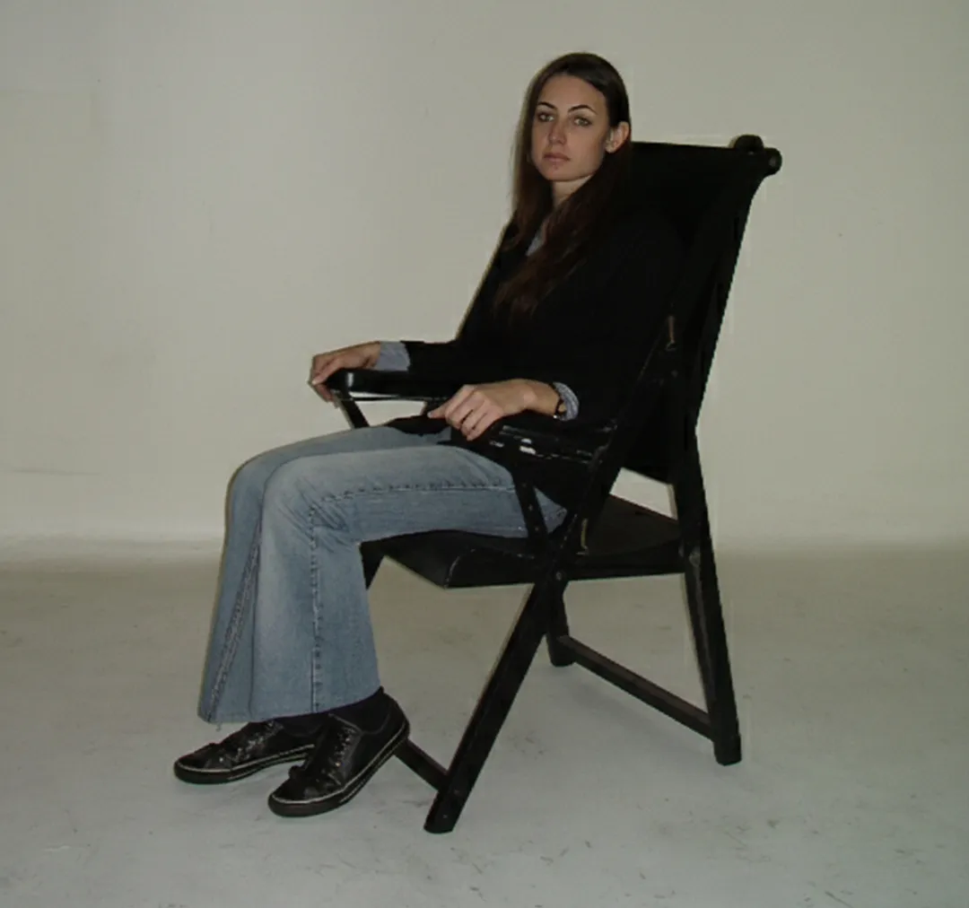 كرسيان قديمان في بيئة محايدة، جاهزان للترميم