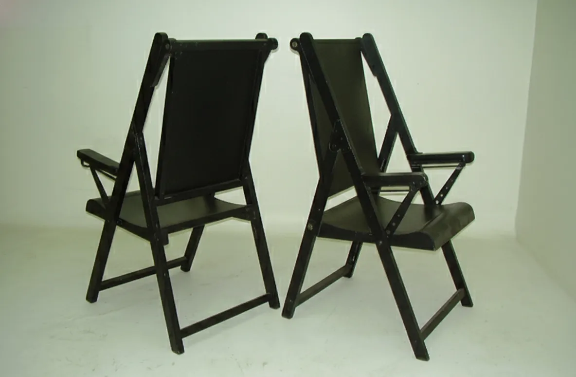 Dos sillones antiguos en buen estado para restaurar, visibles en ambiente neutral.