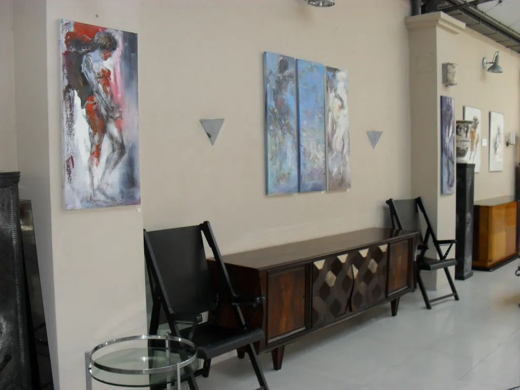 zwei alte Sessel in einem dekorativen Umfeld mit Kunst